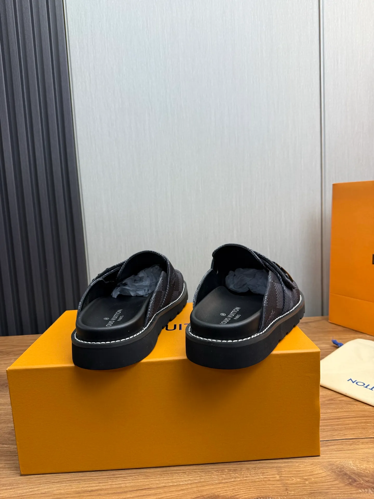 Men's shoes 💰420💰 Lv. hot selling men's slippers 🔥 🩴Official website one to one production 38-45 sizes 45 46 🉑️Customized!